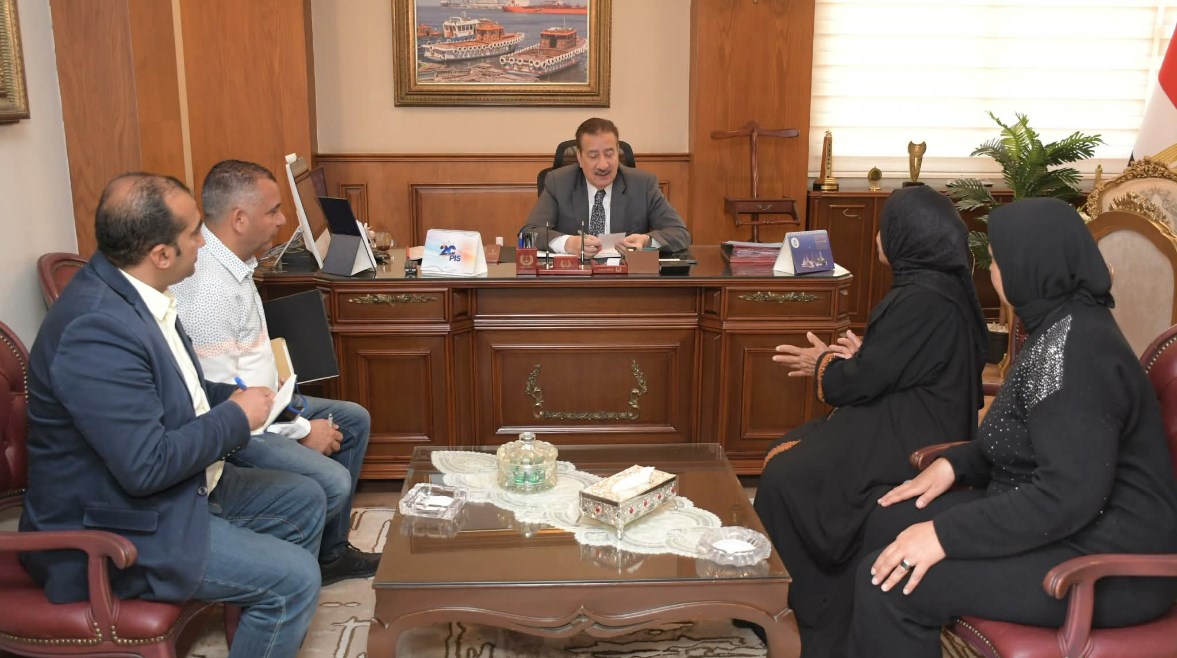 فيديو إنساني يهز السوشيال ميديا لسيدة تحمل نجلها على ظهرها