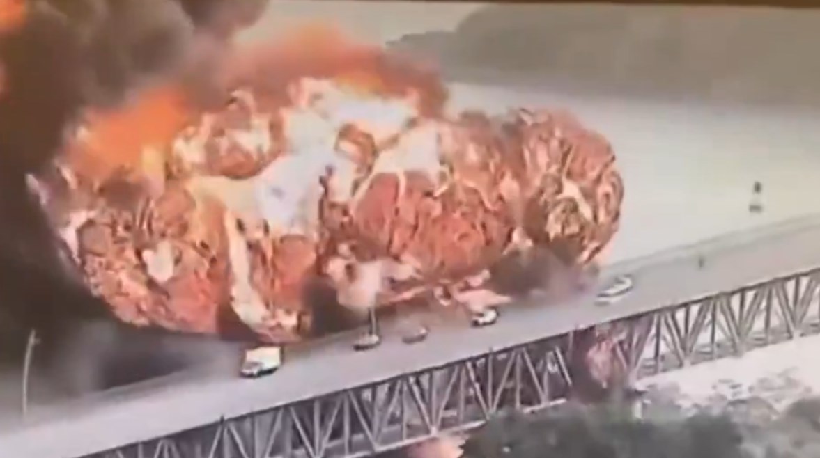 لقطة من حادث الانفجار أسفل جسر الأمريكتين