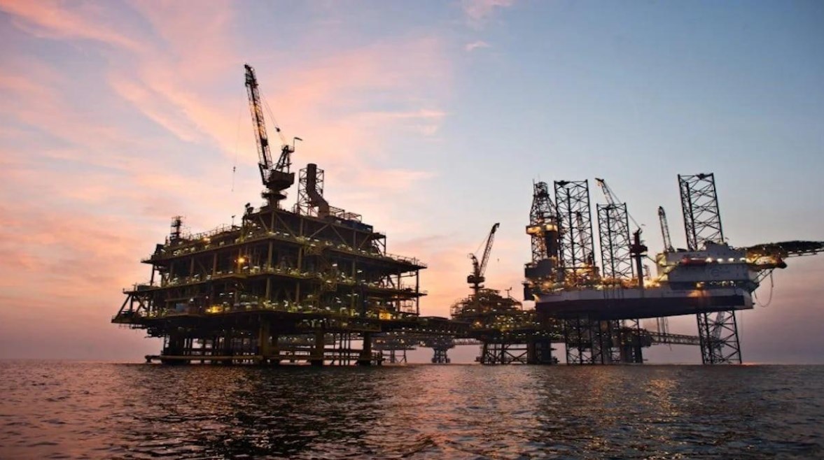 إحدى محطات النفط البحرية