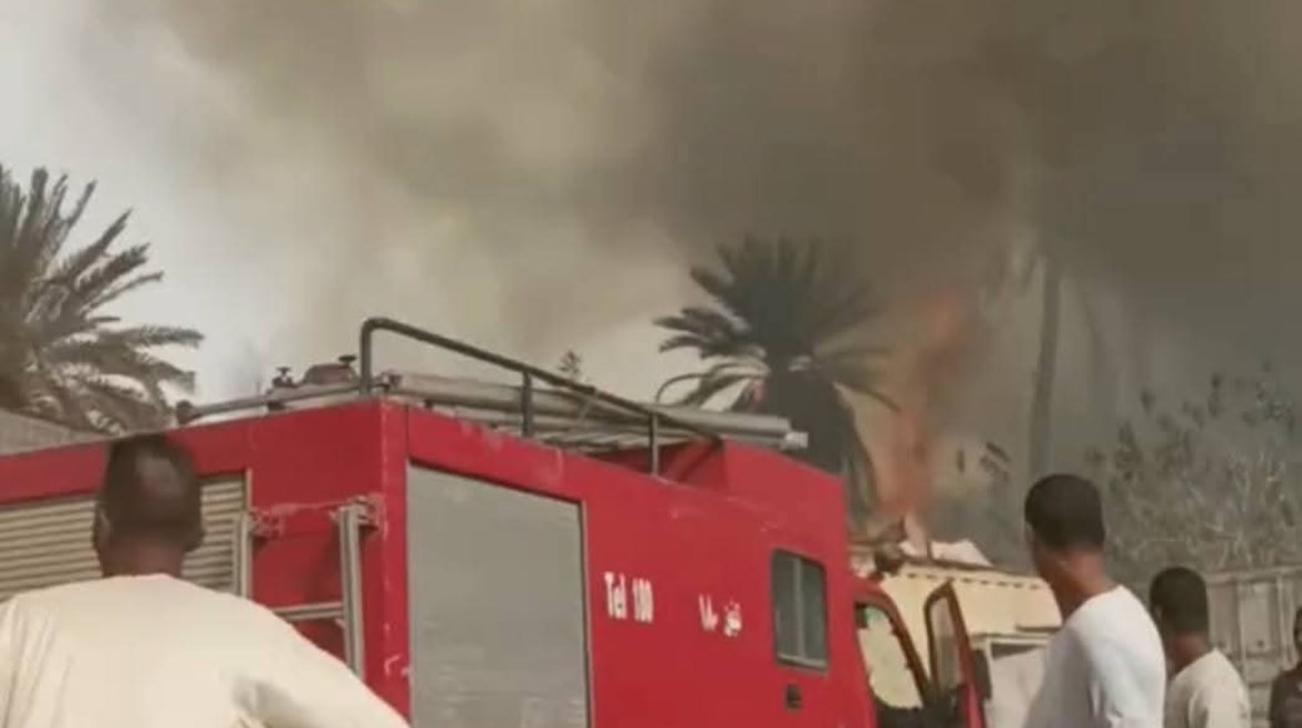 سيارات الإطفاء تحاول تطويق النيران