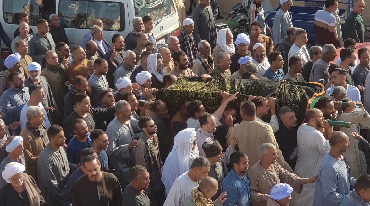 لحظة توديع جثمان الفقيد الشيخ بعيبش