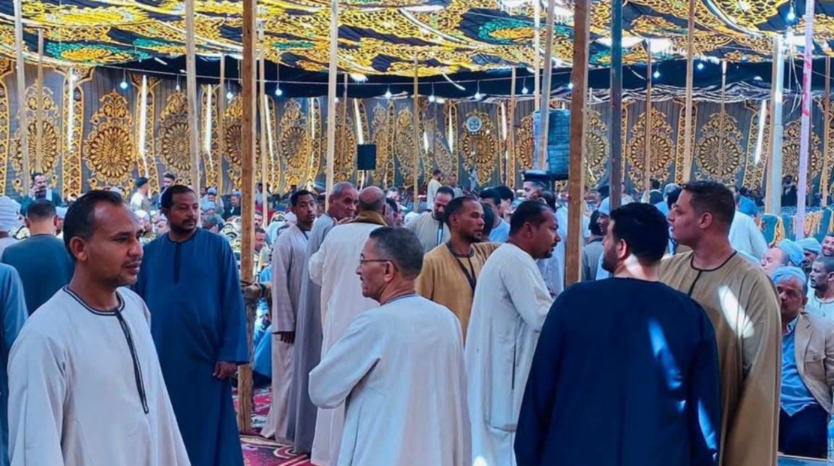 توافد أبناء قرية الزنيقة على مكان عقد الصلح