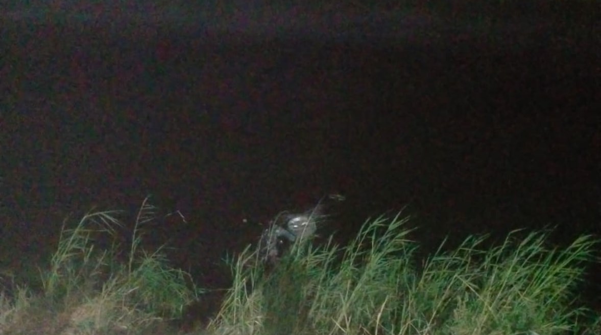 من موقع الحادث والسيارة داخل الترعة