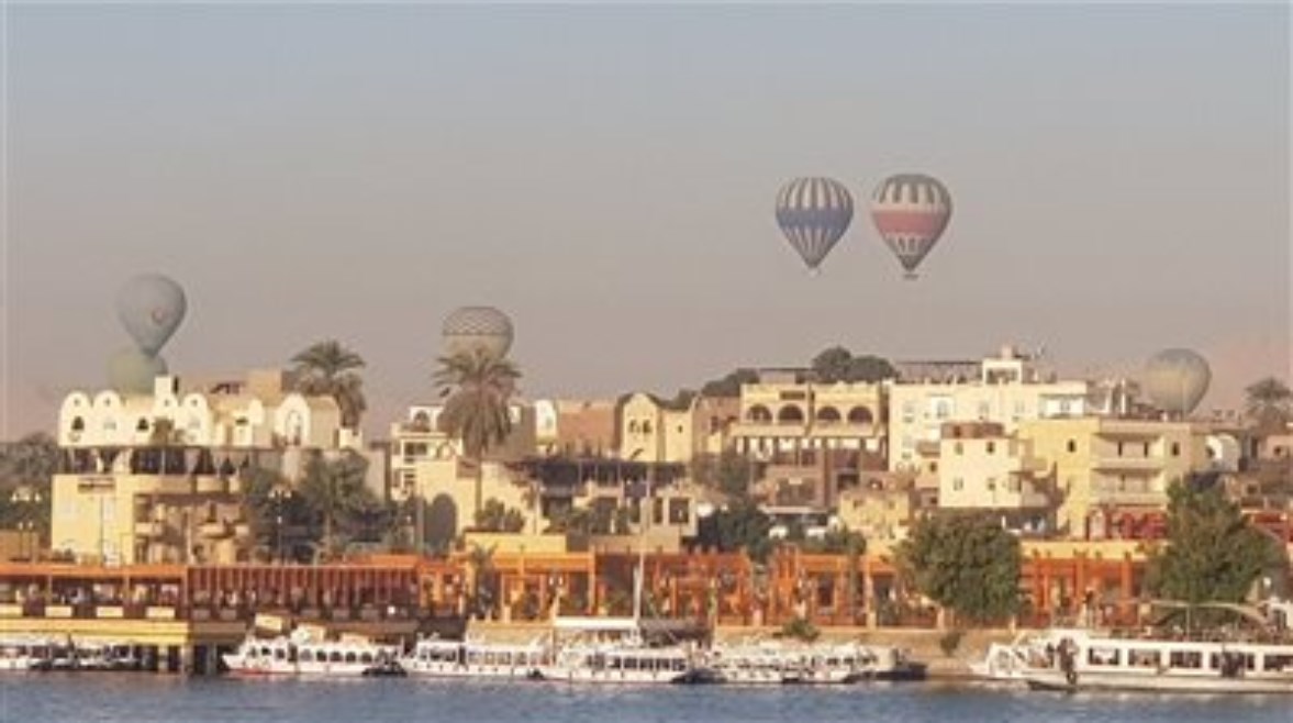 البالون الطائر يزين سماء الأقصر 