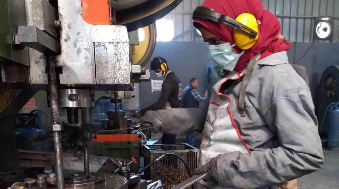 احدي الفتيات التى تعمل على ماكينات اللهب فى مصنع بقفط تصوير أسماء عطا تليجراف مصر 