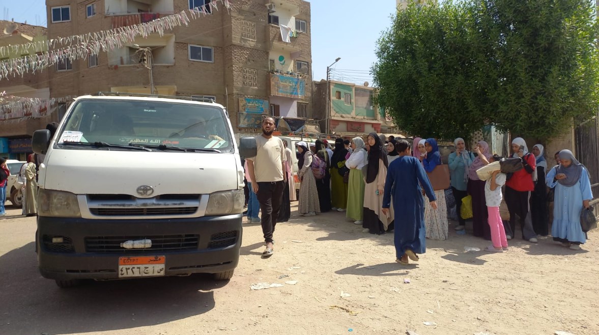 ازدحام الطلاب فى موقف قوص بقنا 