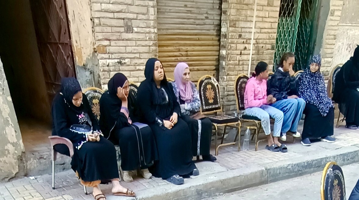 الجيران والأهالي أمام المنزل