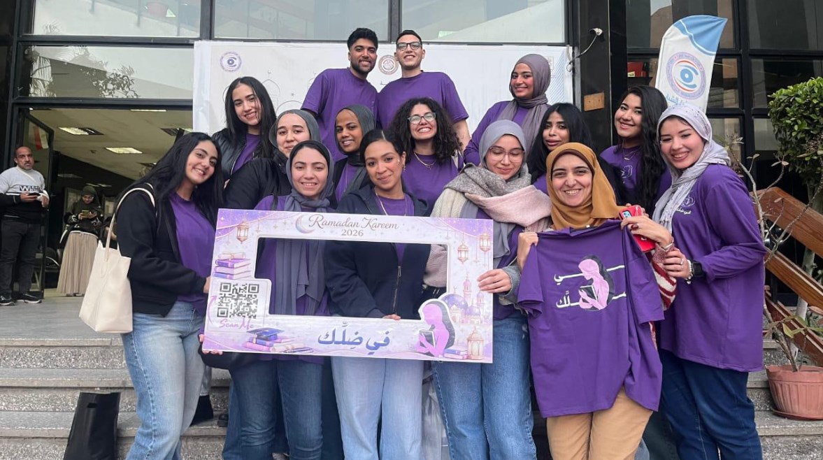 طلاب كلية الإعلام جامعة القاهرة