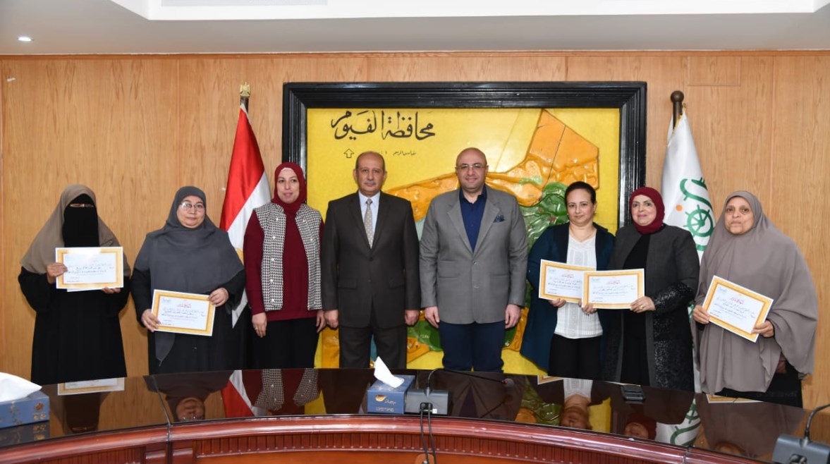 صورة لمحافظ الفيوم محمد غنيم مع الأمهات المثاليات 