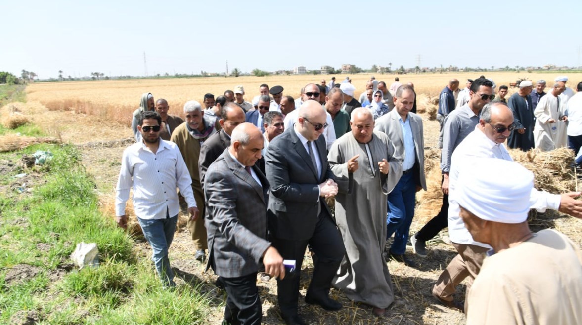 صورة محافظ الفيوم اثناء حصاد القمح 