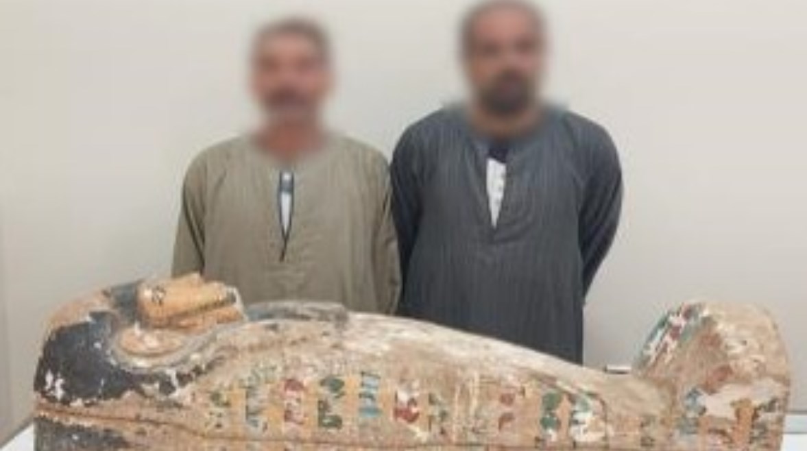 المتهمين بعد ضبطهما والتابوت 