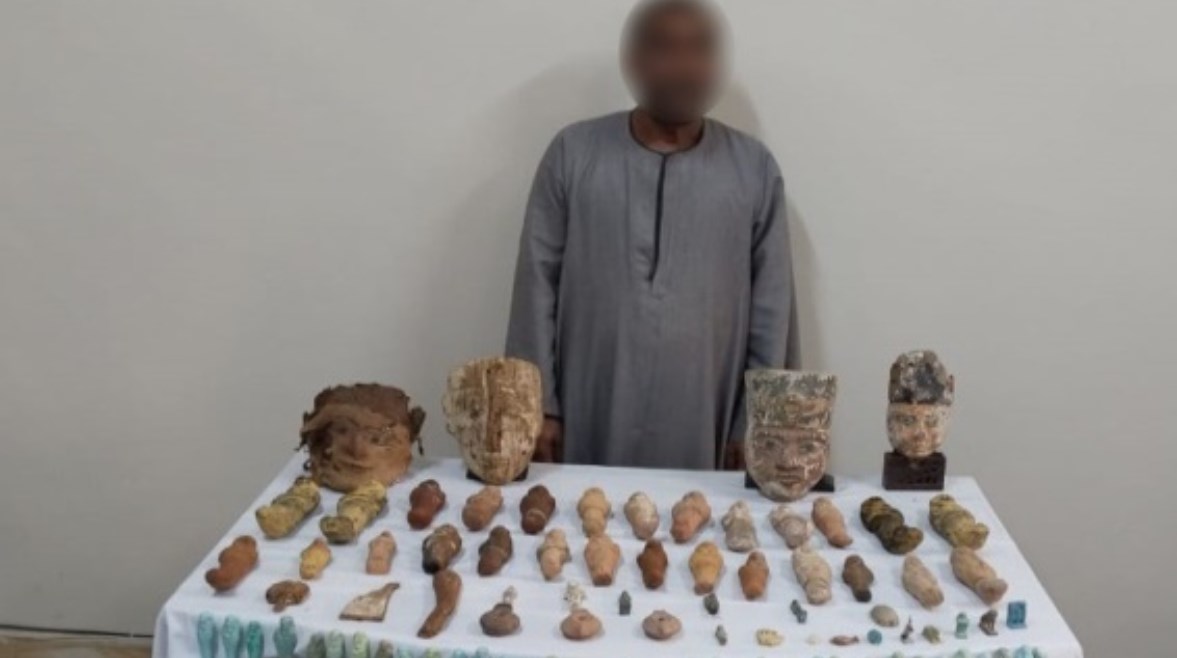 المتهم وجانب من المضبوطات 