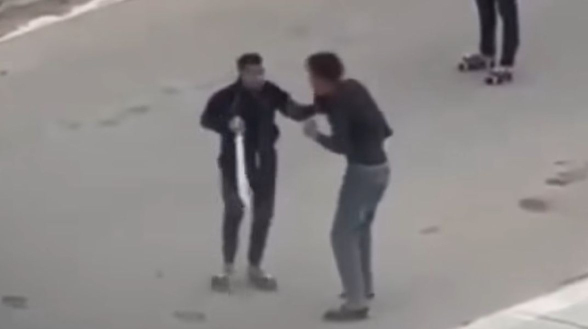 لقطة من فيديو التعدي على شاب بسلاح أبيض 