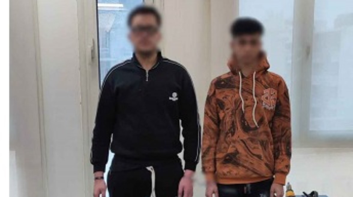 المتهمان بعد ضبطهما 