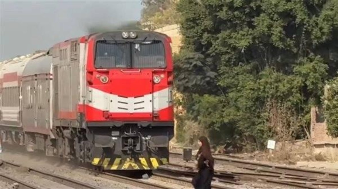 سيدة أمام القطار - صورة أرشيفية 