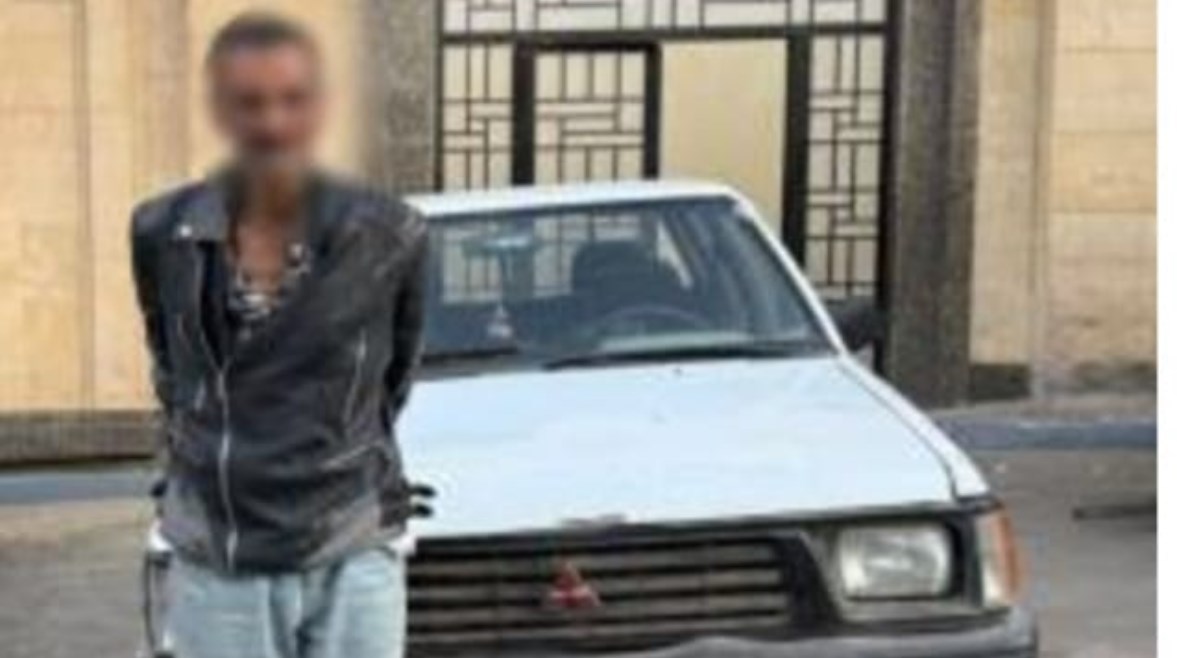 المتهم بعد ضبطه والسيارة 