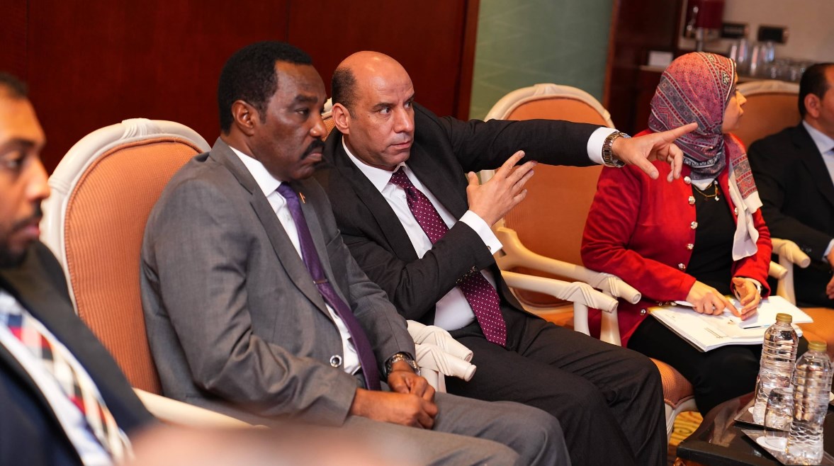 وزير العمل، حسن رداد، مع نظيره السوداني 