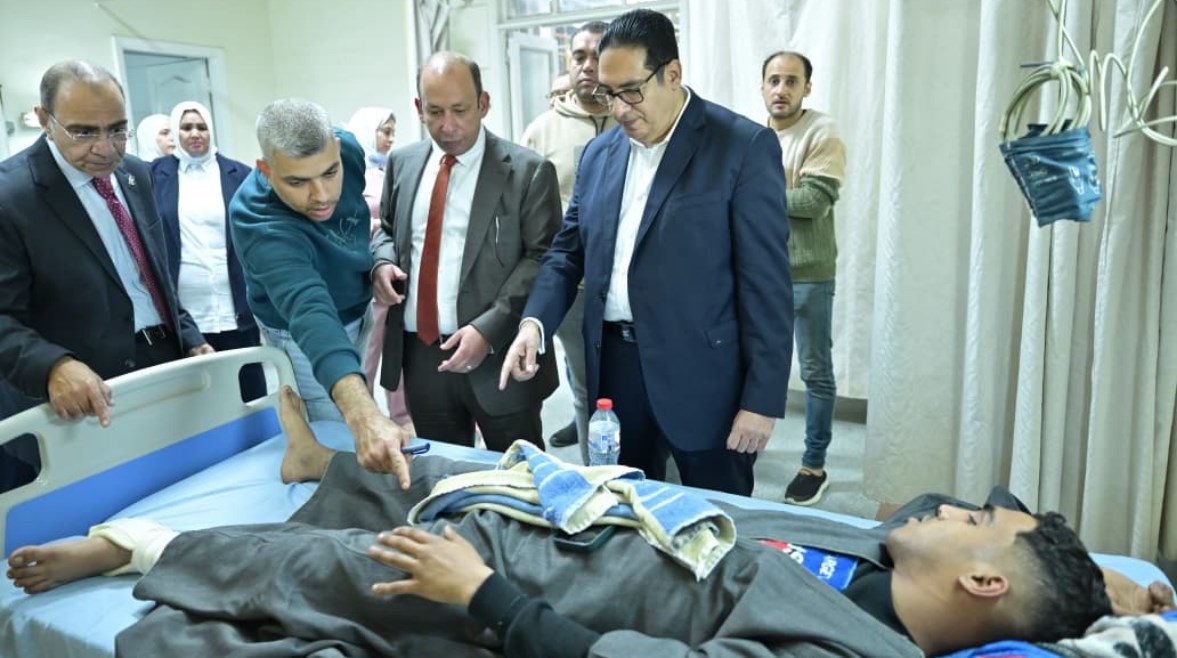 رئيس جامعة القاهرة يطمئن على مصابي حريق القصر العيني