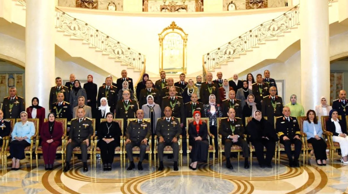 وزير الدفاع يتوسط القادة المكرمون 