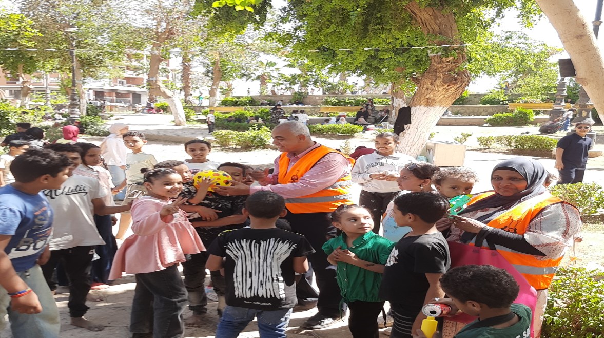 توزيع البالونات والورود والهدايا