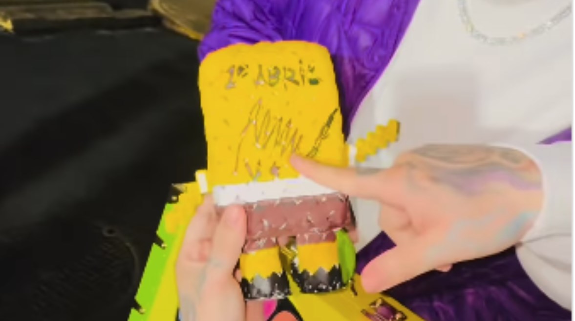 دمية "سبونج بوب" موقعة من مادورو 