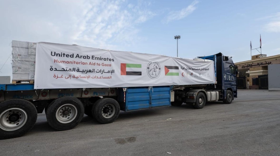 وكالة الإمارات للمساعدات ترسل قافلة غذائية من 20 شاحنة إلى غزة