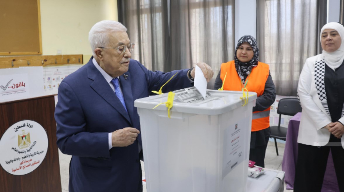الرئيس الفلسطيني محمود عباس يشارك في الانتخابات المحلية
