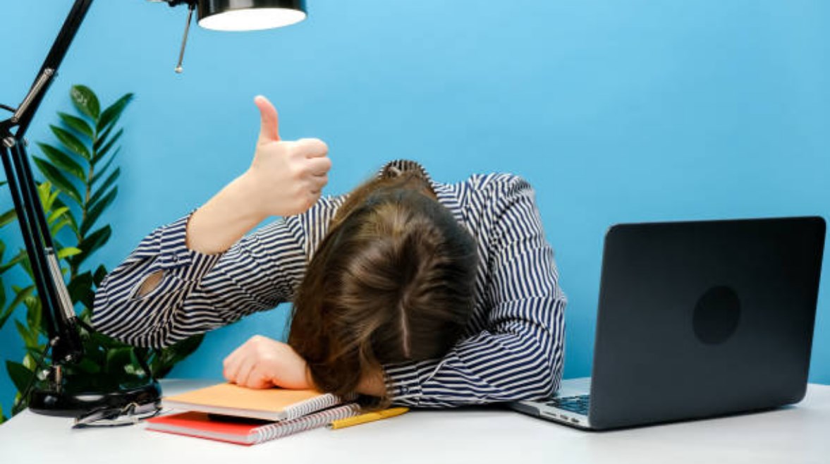 موظفة تحتج على تدني راتبها بالنوم