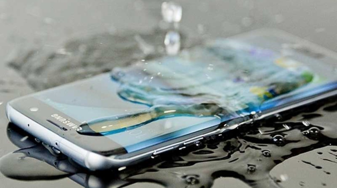 ماذا تفعل إذا سقط هاتفك في الماء؟