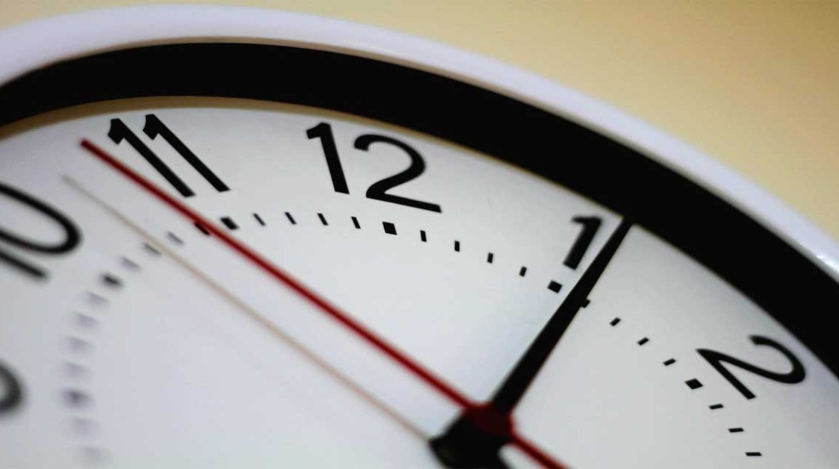 موعد تقديم الساعة 2026 في مصر