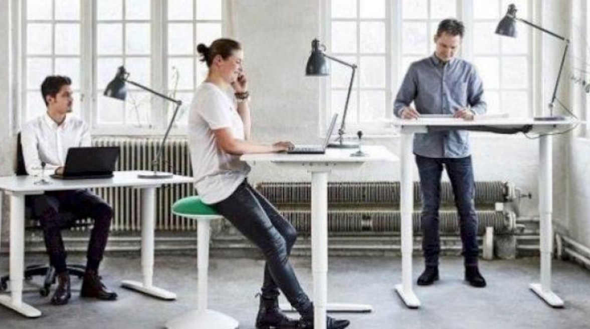 الجلوس والوقوف في العمل