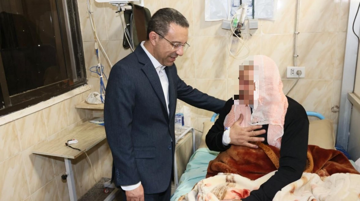 محافظ المنوفية أثناء زيارة مستشفي ميت خلف