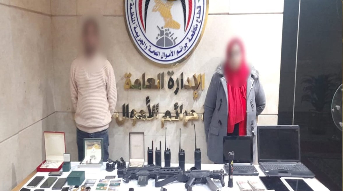 المتهمان بعد ضبطهم