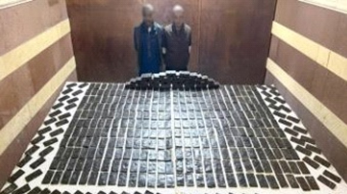 المتهمان وجانب من المضبوطات