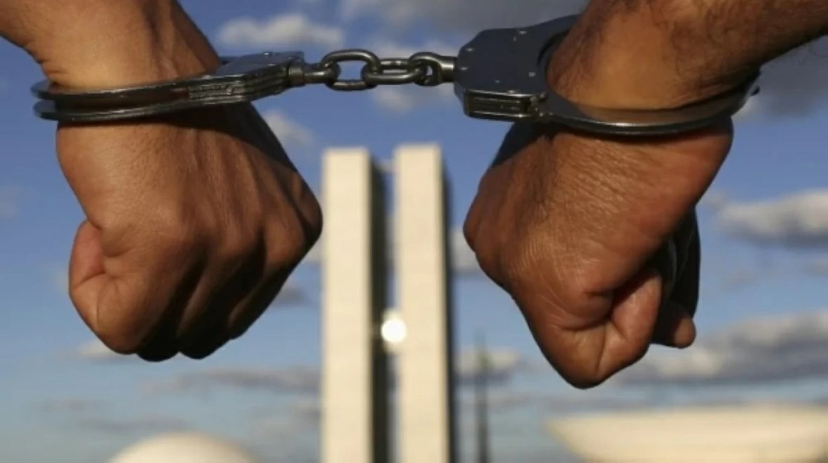 كلبش شرطة فى يد متهمين - صورة أرشيفية