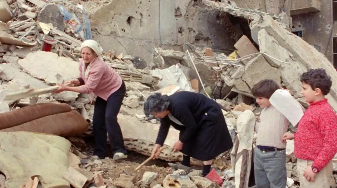 عائلة لبنانية بين ركام منزلهم