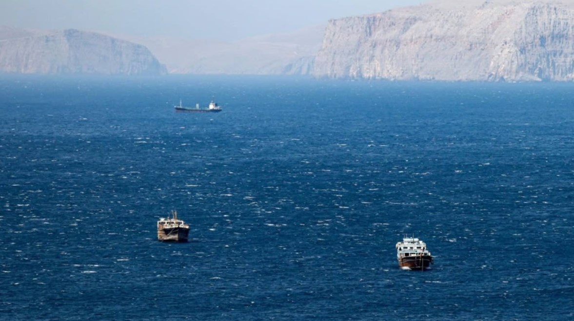 سففن تعبر المضيق ـ تعبيرية