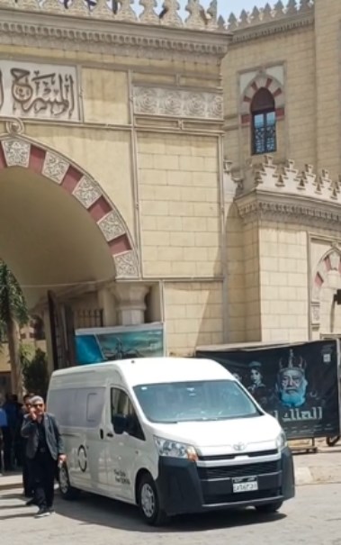 جثمان عبدالرحمن أبو زهرة أمام المسرح القومي