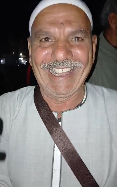 حاج يمازح مودعيه اثناء السفر 