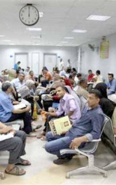 عدد من المرضى ينتظرون دورهم- أرشيفية