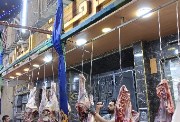 جزارين أثناء تقطيع اللحم في الجولة الميدانية