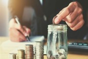 هل يجوز إخراج زكاة المال على الأقارب؟