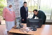 صورة للمحافظ اثناء الجولة 