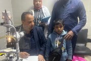 المصاب و والده اثناء الكشف عليه 