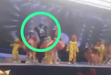 الشاب أحمد تيتو أثناء إنقاذه لصغار ويزنس
