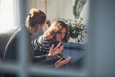 أخطاء تربوية تترك آثارًا نفسية عميقة على الطفل