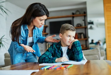الأم وطفلها أثناء فترة الامتحانات 