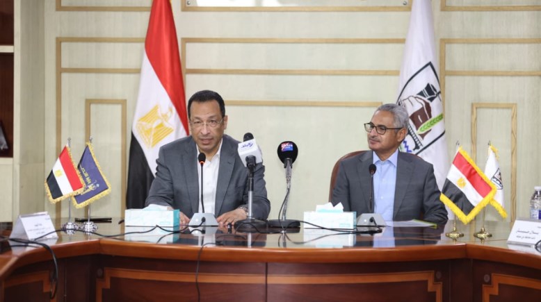 وزير الاتصالات وتكنولوجيا المعلومات، رأفت هندي، ومحافظ بني سويف، اللواء عبد الله عبد العزيز