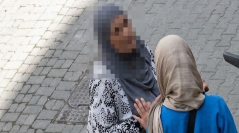 مسنة تسرق ذهب طلبة المعاهد