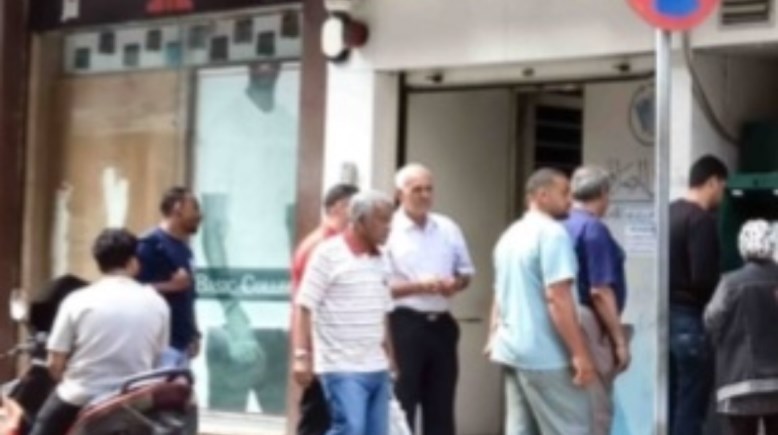زحام أمام ماكينات الصراف الآلي 